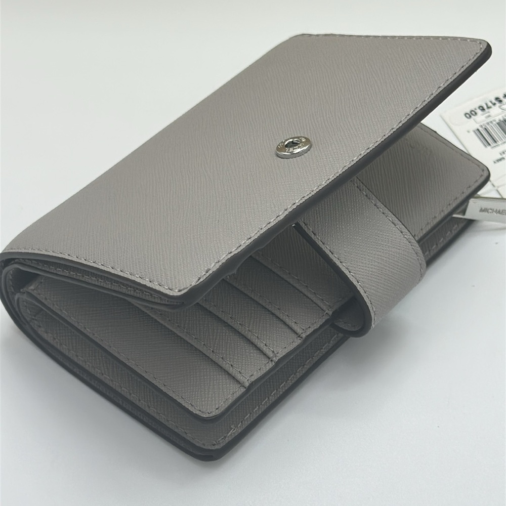 MICHAEL KORS Medium Saffiano Leather Bifold CN Wallet
PEARL GREY
NWT - Picture 9 of 14